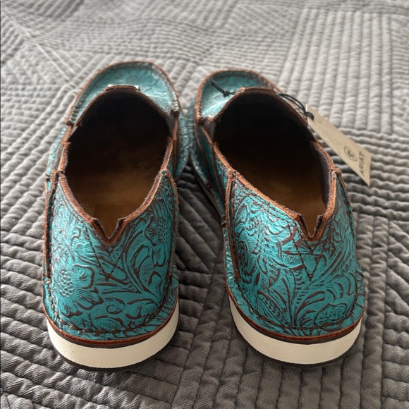 NWT Ariat Cruiser Brushed Turquoise Floral Embossed Loafers - Size 6.5 - Picture 5 of 9